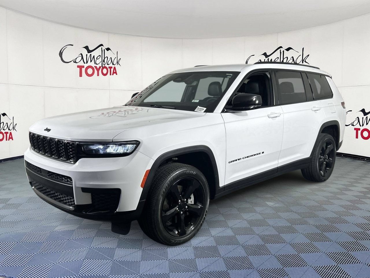 Used 2023 Jeep Grand Cherokee L Laredo AWD/4WD image 2