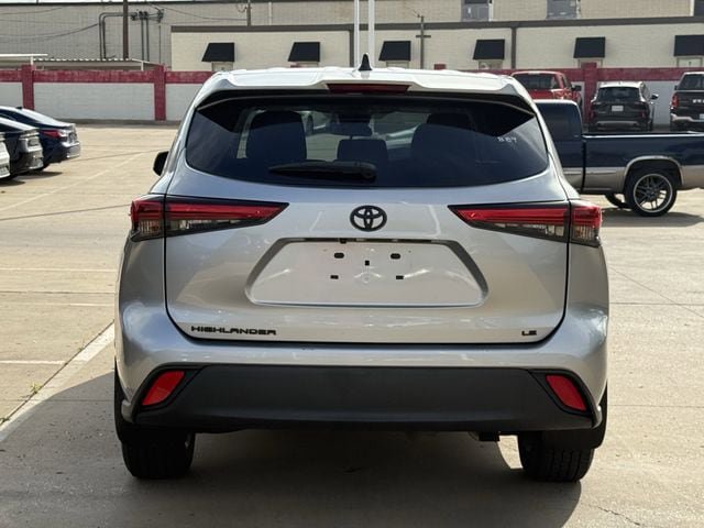 Used 2023 Toyota Highlander LE FWD image 5