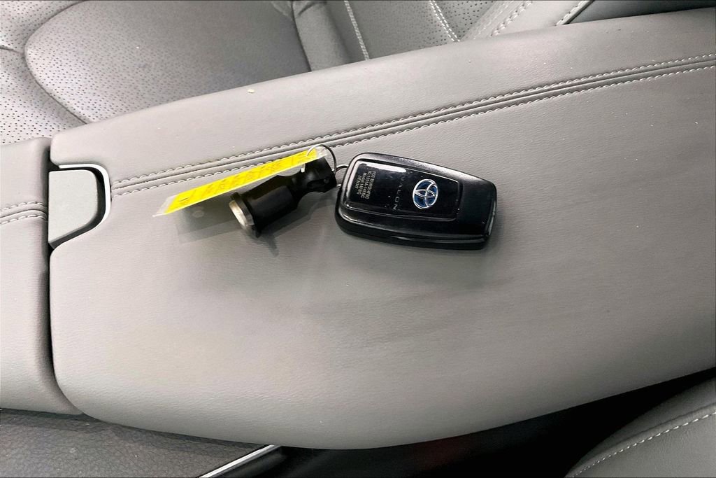 Used 2021 Toyota Avalon Limited w/ Advanced Safety Package image 13