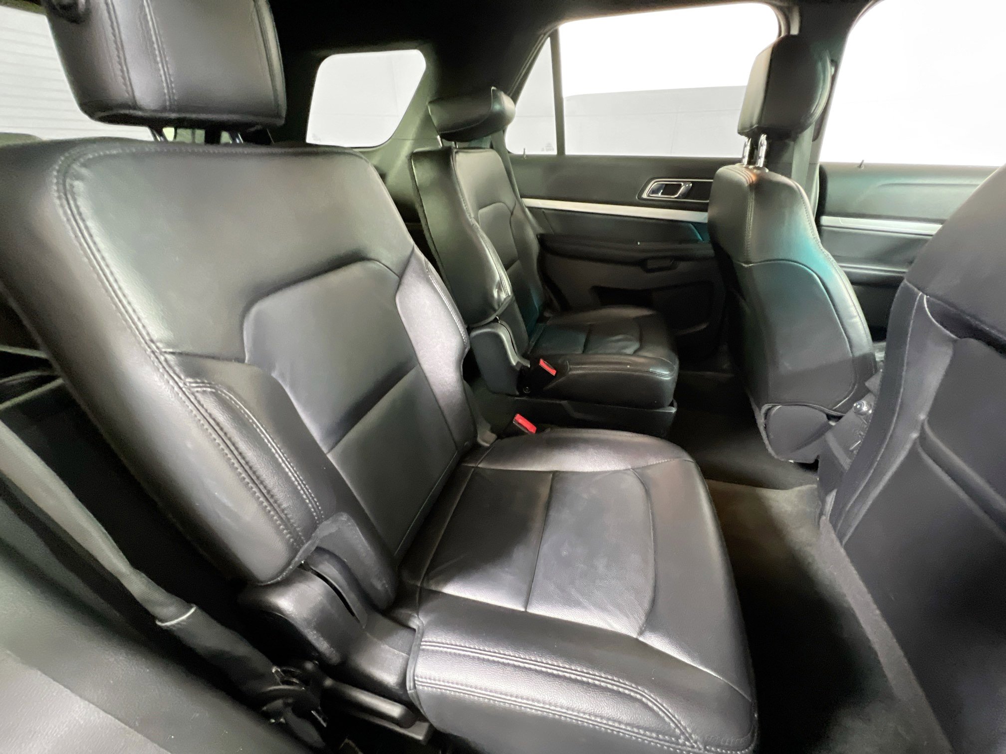 Used 2017 Ford Explorer XLT w/ Equipment Group 202A AWD/4WD image 28