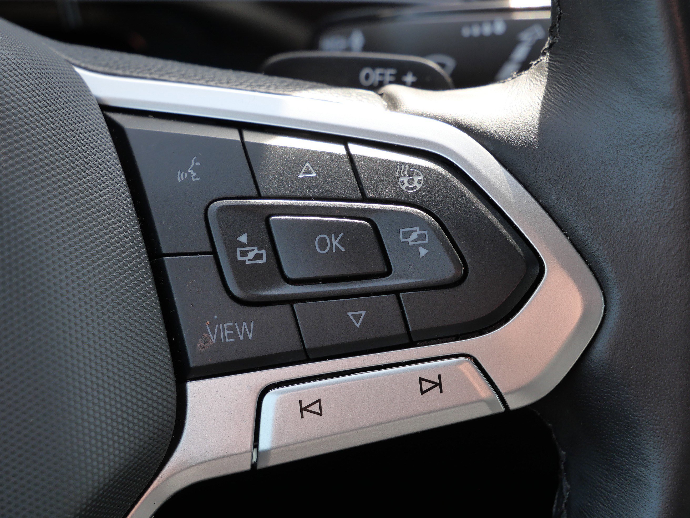 Certified 2024 Volkswagen Atlas SEL Premium R-Line image 32