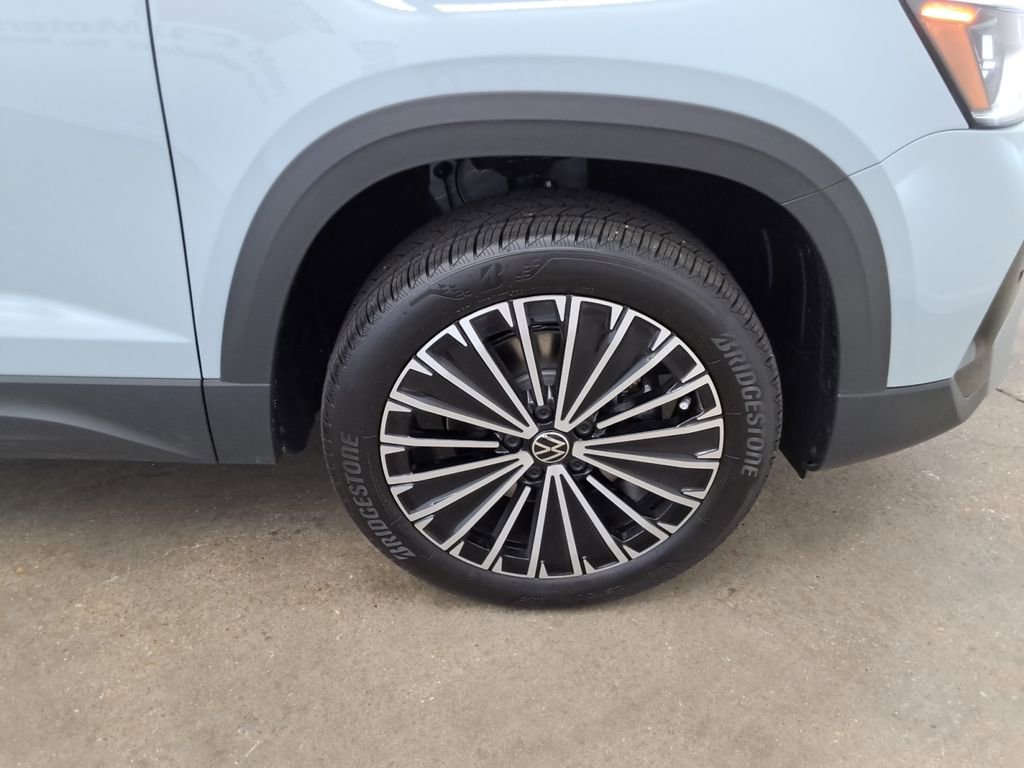 Certified 2025 Volkswagen Taos SE w/ Panoramic Sunroof Package image 25