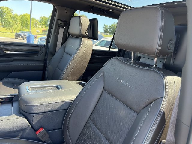 Used 2024 GMC Yukon XL Denali w/ Denali Reserve Package AWD/4WD image 11