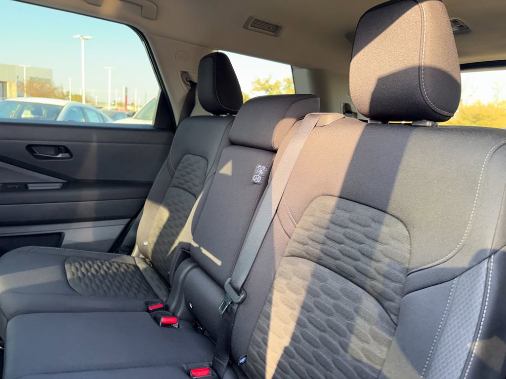 Used 2025 Nissan Pathfinder SV image 27