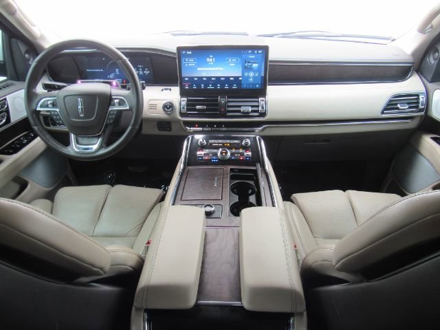 Used 2022 Lincoln Navigator Reserve image 3