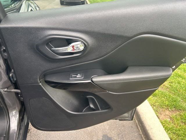 Used 2022 Jeep Cherokee Latitude Lux w/ Sun & Sound Group AWD/4WD image 42