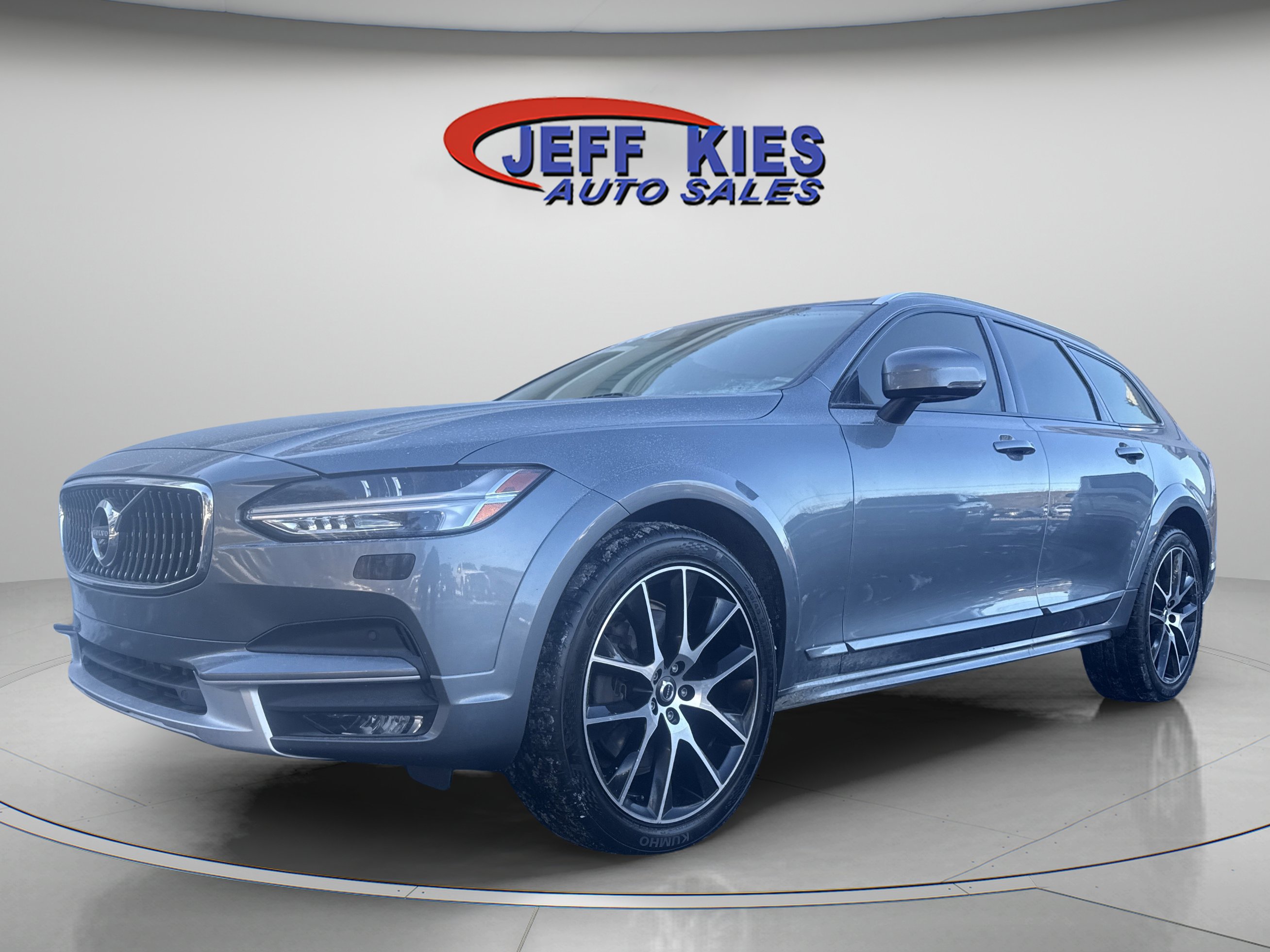 Used 2020 Volvo V90 T6 Cross Country image 1