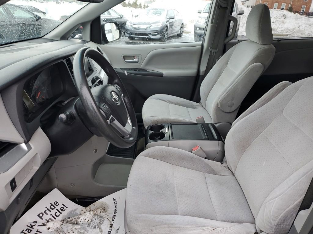Used 2015 Toyota Sienna LE image 22