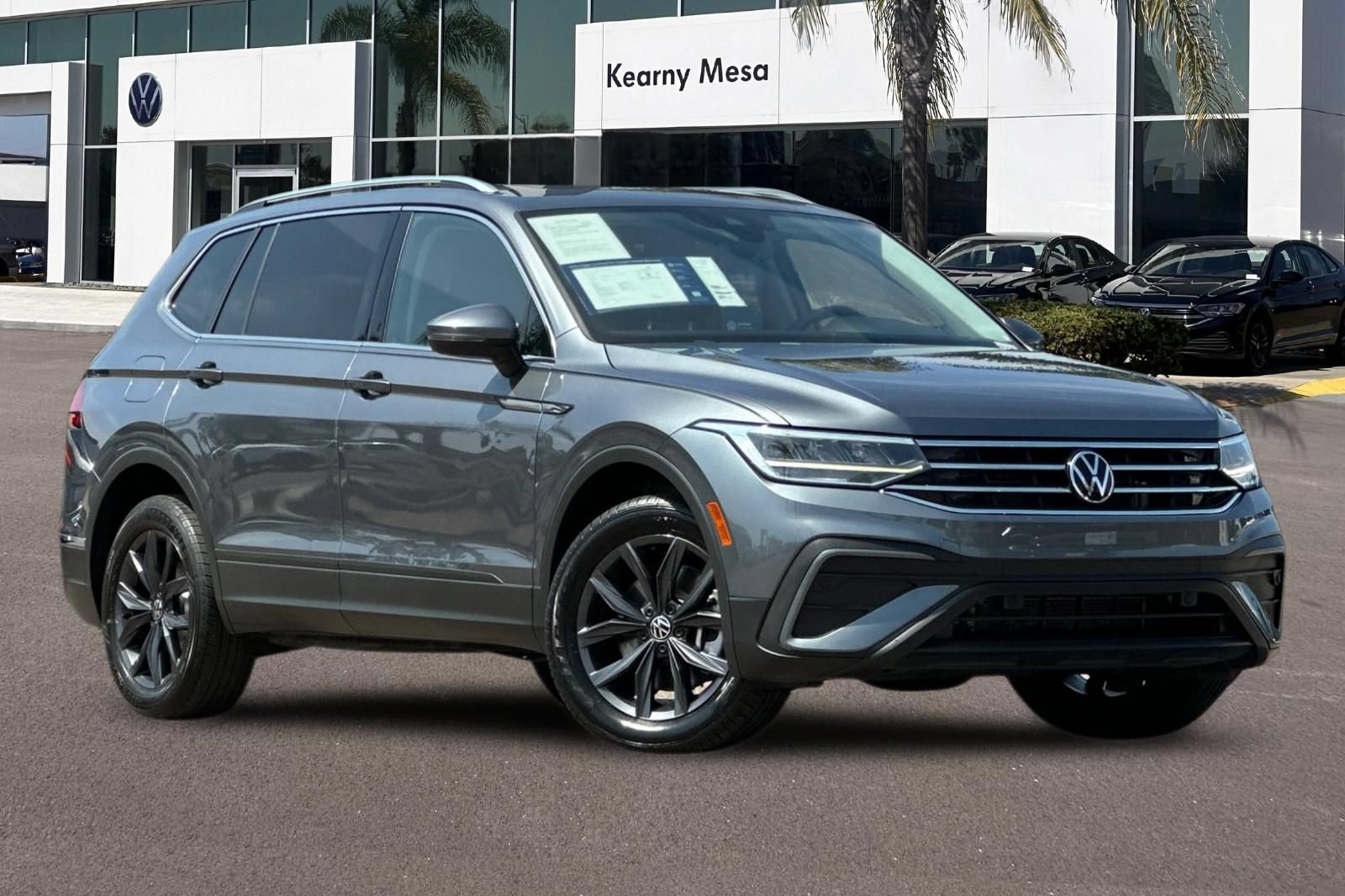 Used 2023 Volkswagen Tiguan SE w/ Panoramic Sunroof Package FWD image 2