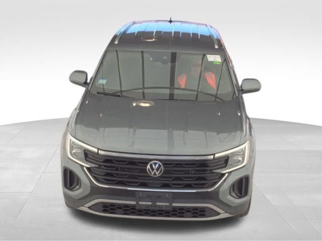 Used 2025 Volkswagen Atlas Cross Sport SE AWD/4WD image 2