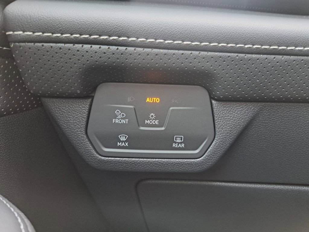 Used 2025 Volkswagen Atlas SEL image 15