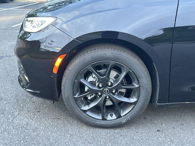 New 2026 Chrysler Pacifica Limited image 11