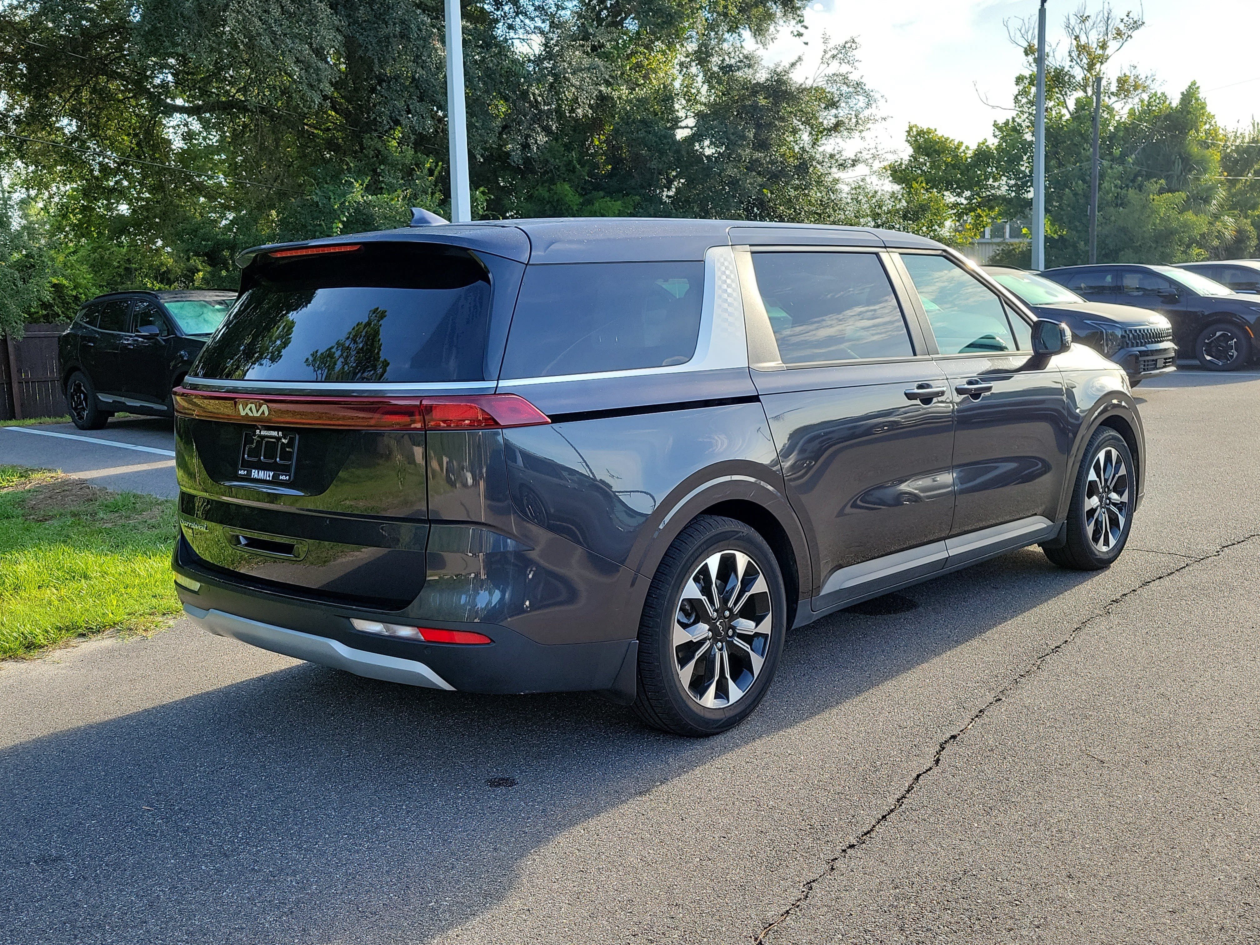 Used 2022 Kia Carnival EX FWD image 5