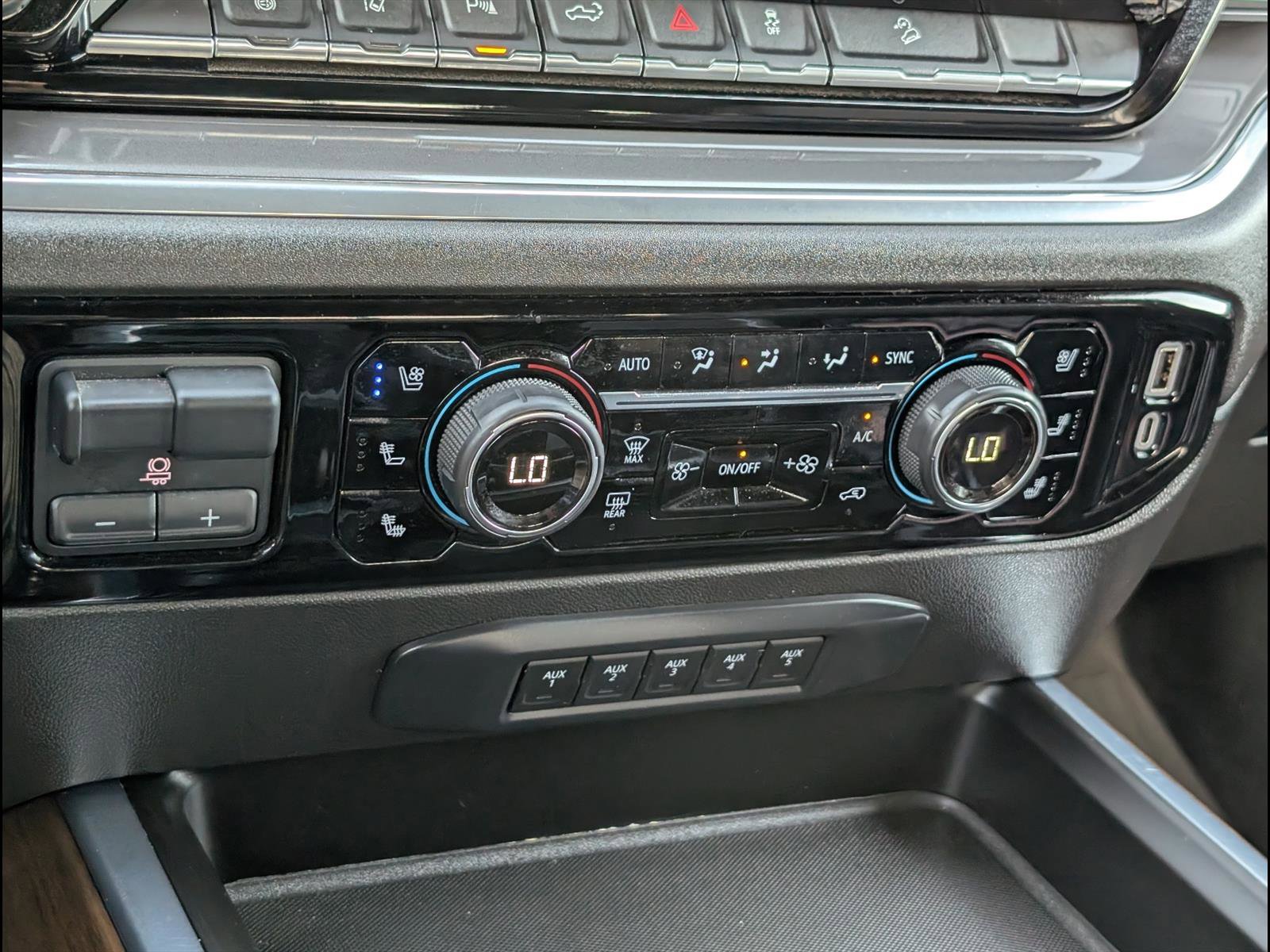 Used 2024 Chevrolet Silverado 2500 High Country w/ High Country Premium Package AWD/4WD image 16