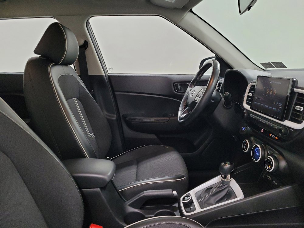 Used 2022 Hyundai Venue Limited image 21