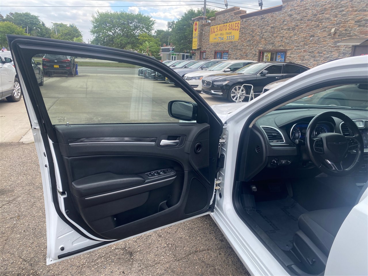 Used 2020 Chrysler 300 Touring w/ Sport Appearance Package image 27