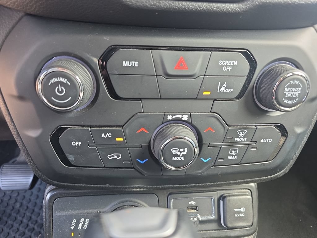 Used 2023 Jeep Renegade Latitude AWD/4WD image 19