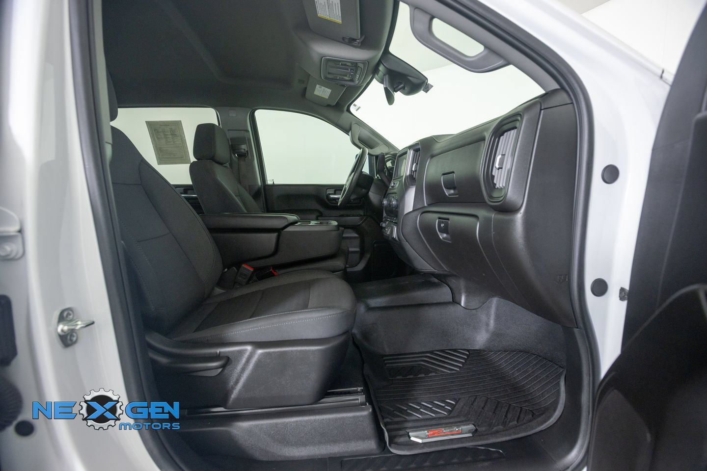 Used 2025 Chevrolet Silverado 2500 Custom w/ Custom Value Package AWD/4WD image 7