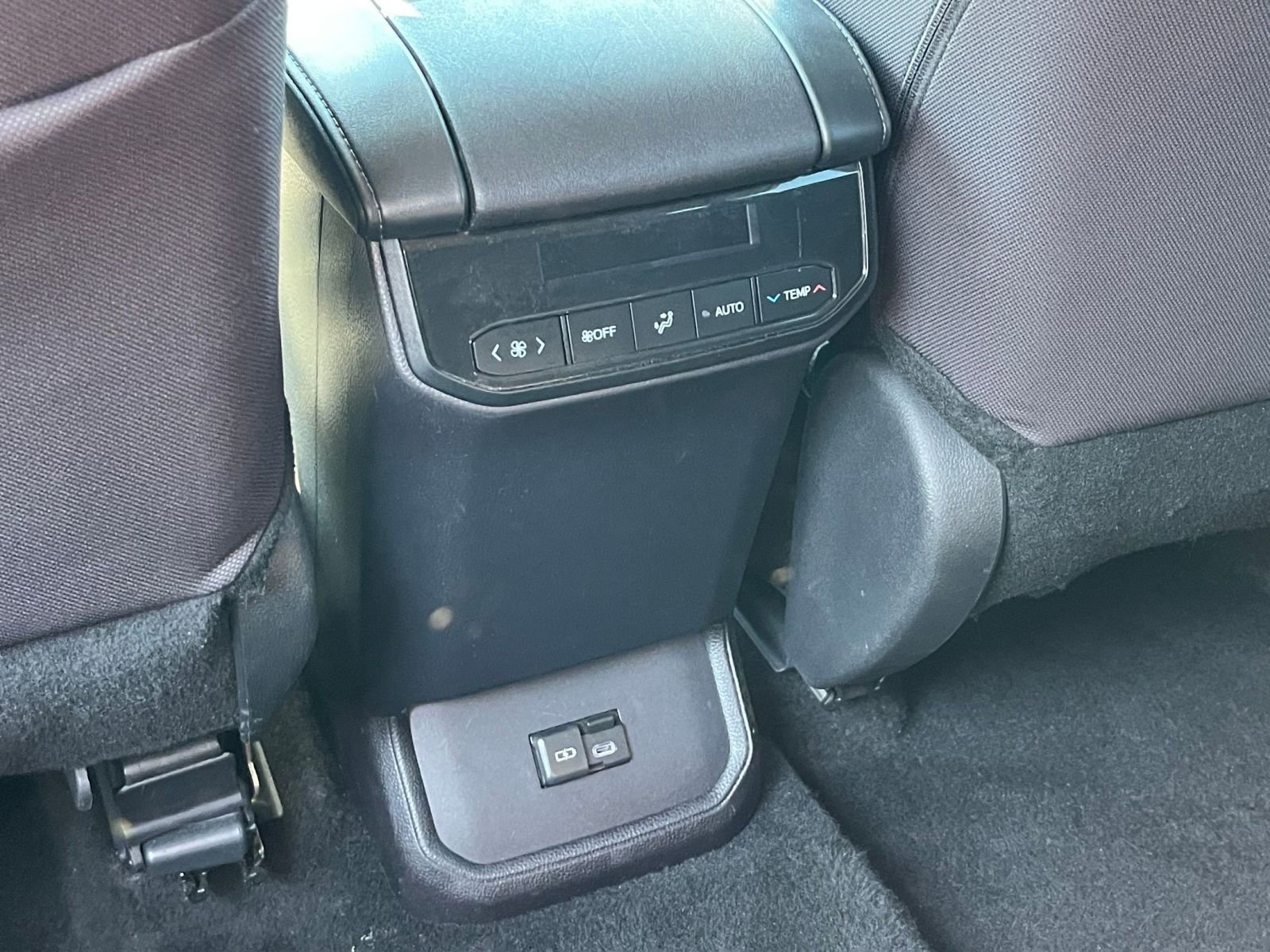 Used 2025 Toyota Highlander LE FWD image 25