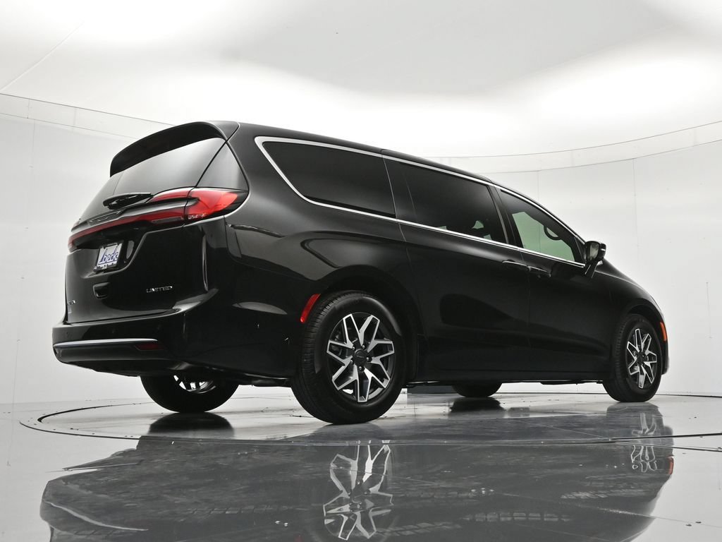 New 2027 Chrysler Pacifica Limited w/ Family Tech Group FWD image 43