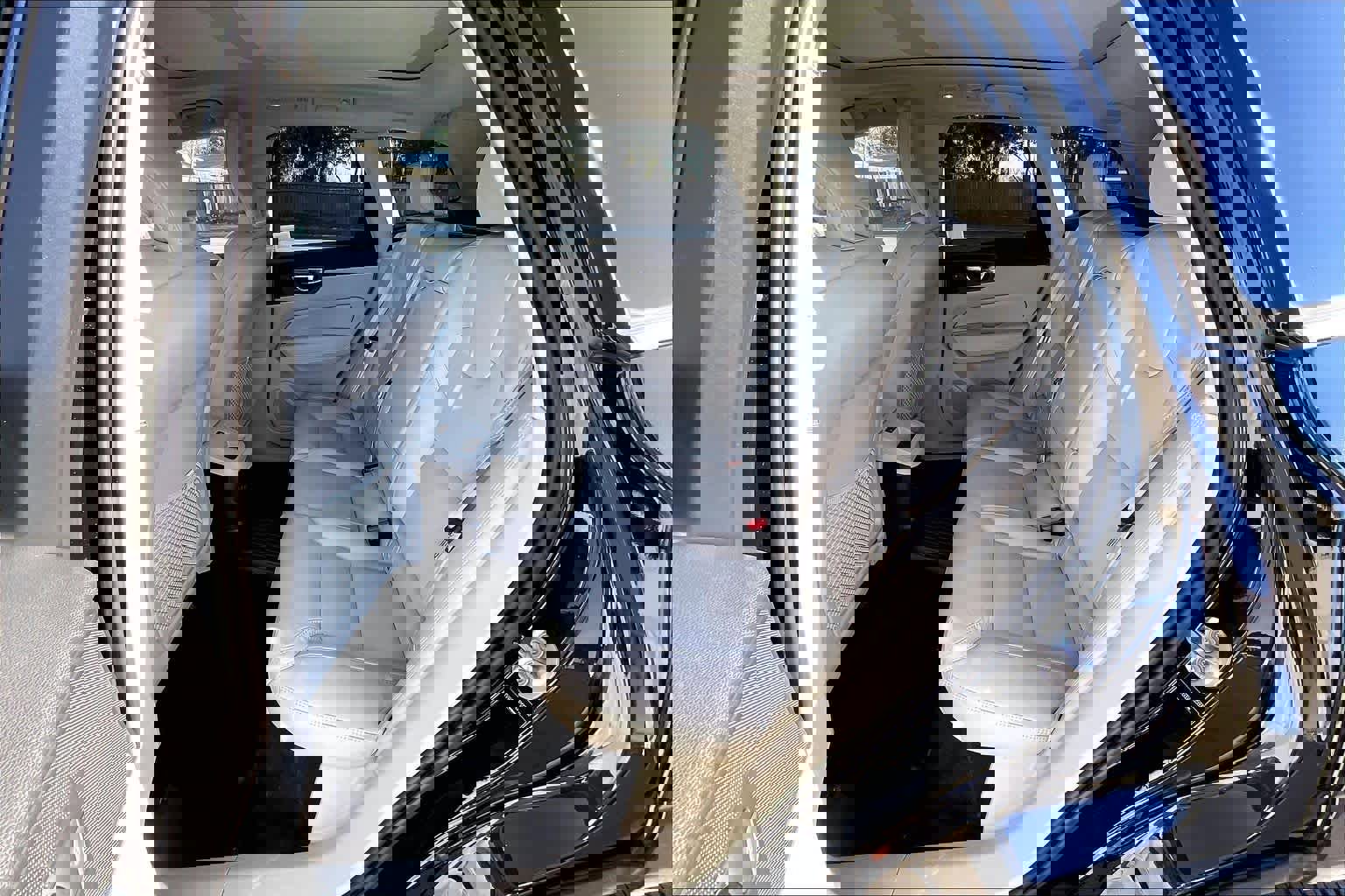 Used 2023 Volvo XC60 T8 Ultimate w/ Climate Package image 30