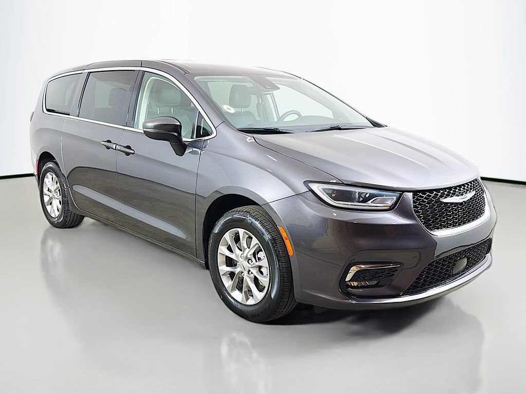 Used 2023 Chrysler Pacifica Touring-L AWD/4WD image 42