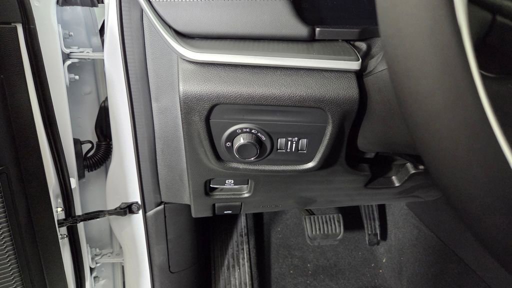 New 2025 Jeep Grand Cherokee Altitude image 18