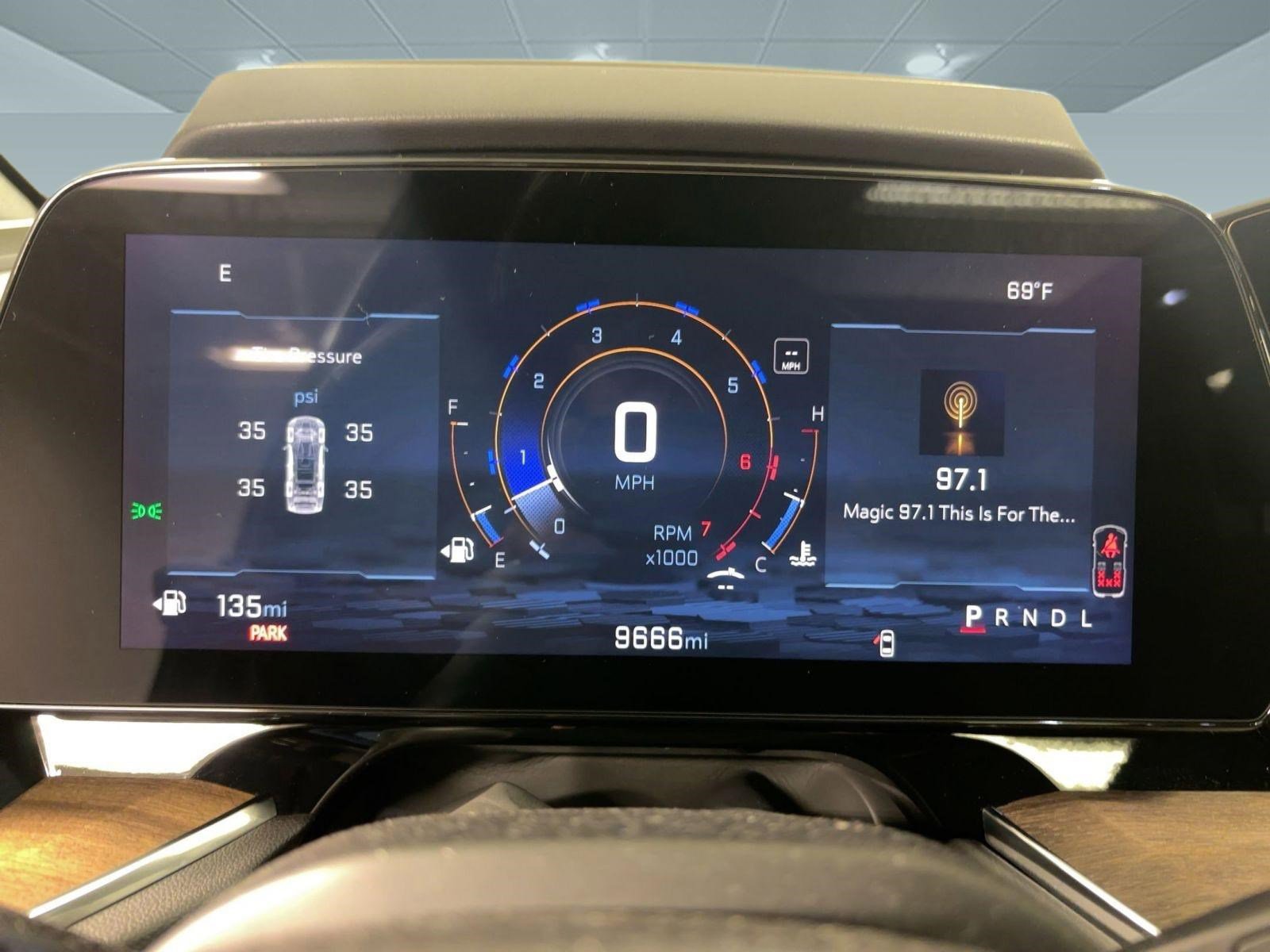 Certified 2025 Chevrolet Suburban High Country image 17