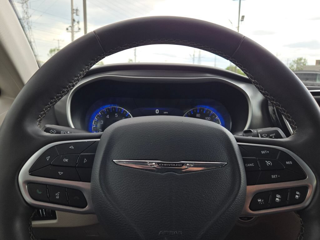 Certified 2024 Chrysler Pacifica Touring-L FWD image 33