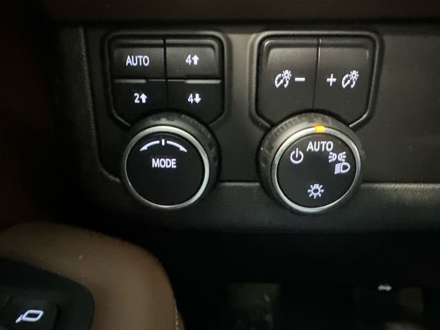 Used 2023 Chevrolet Suburban High Country image 29