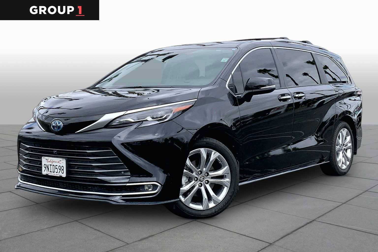 Certified 2024 Toyota Sienna Platinum FWD image 1