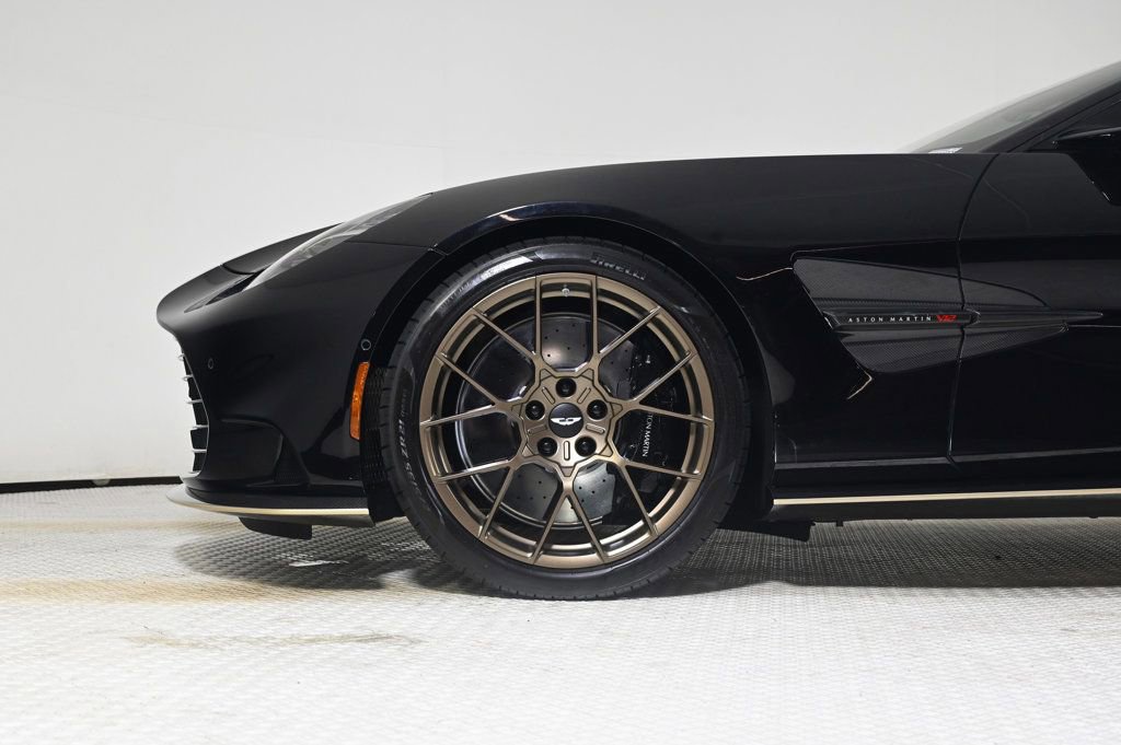 Used 2025 Aston Martin Vanquish image 4