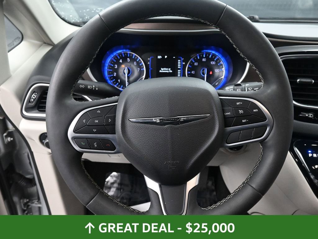 Used 2024 Chrysler Voyager LX image 32