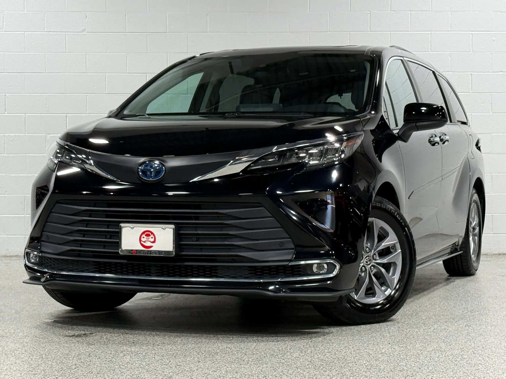 Used 2021 Toyota Sienna XLE FWD image 2