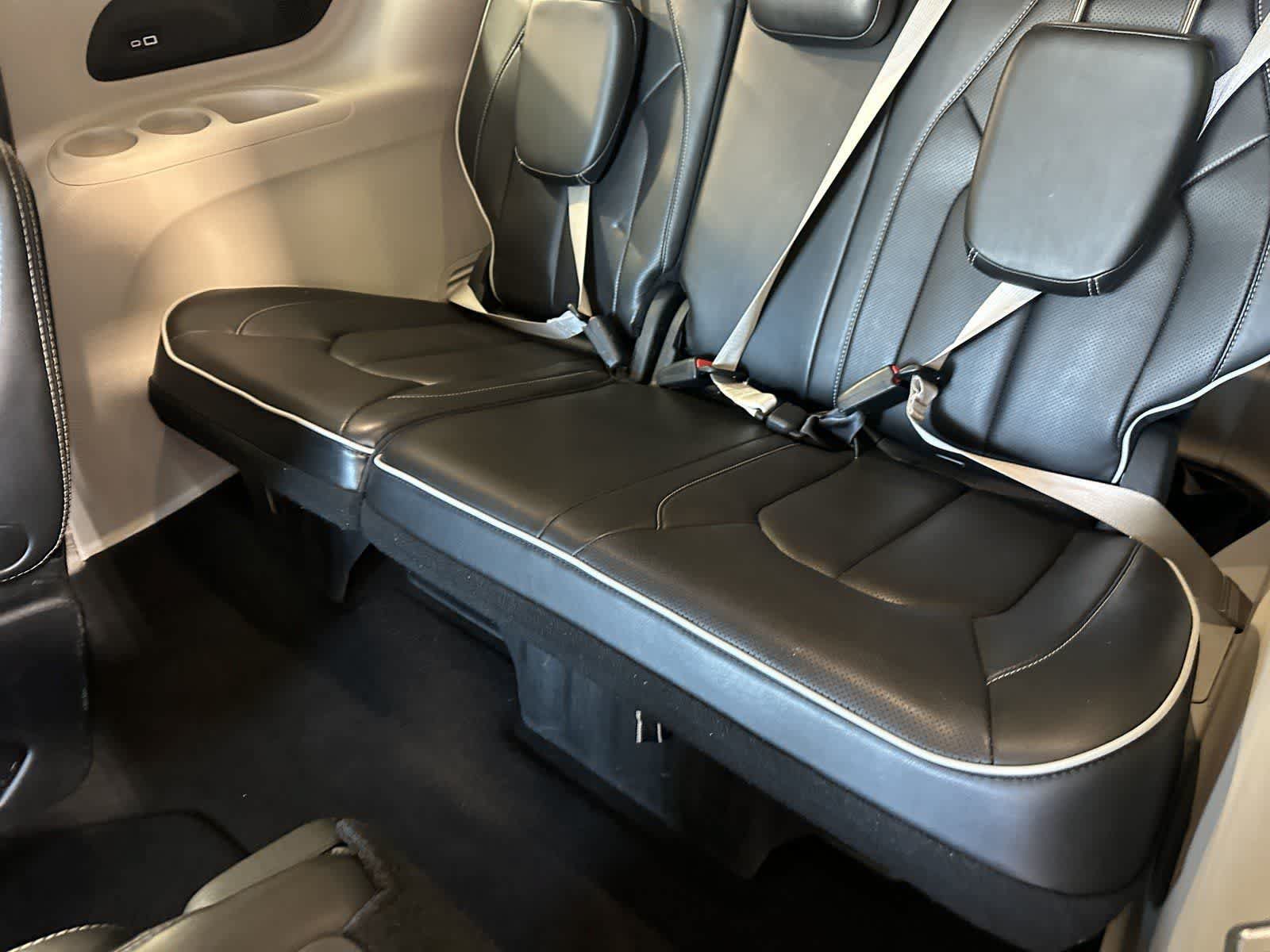 Used 2023 Chrysler Pacifica Limited FWD image 17