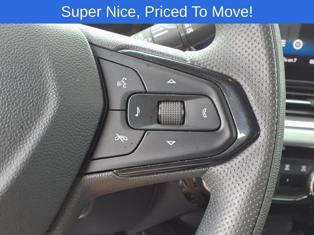 Used 2025 Chevrolet Trax LT FWD image 22
