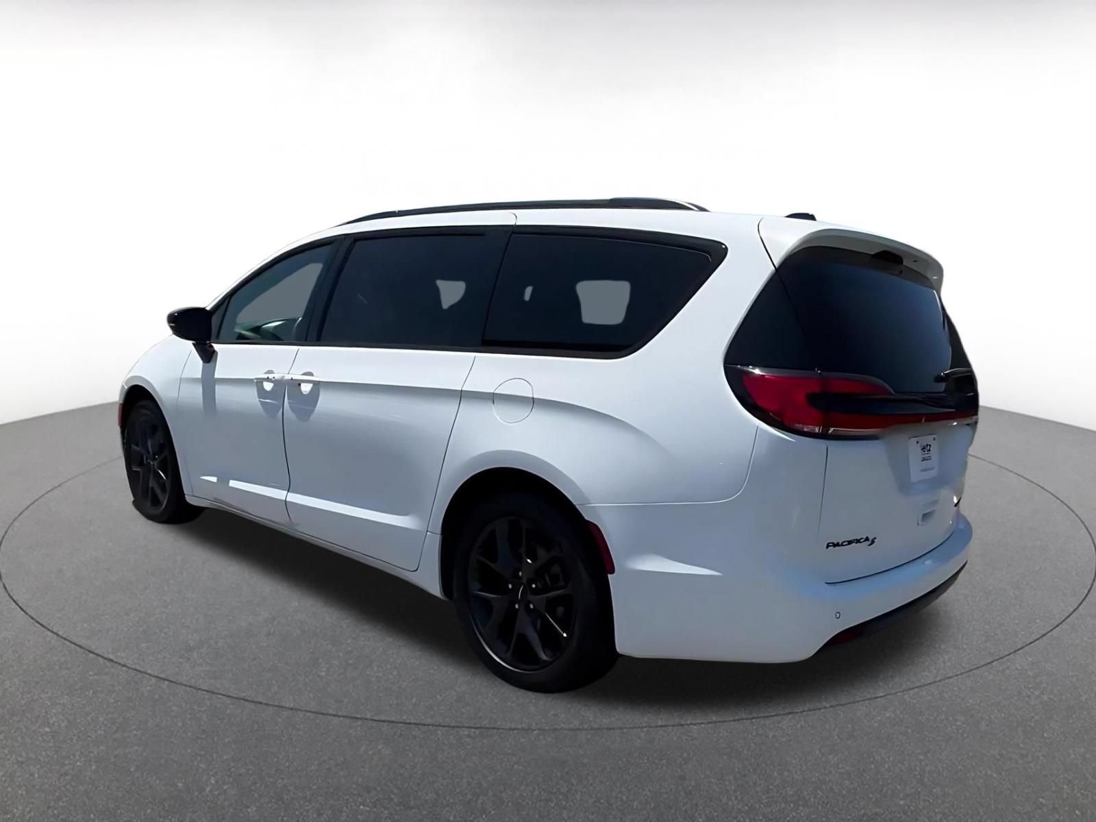 Used 2025 Chrysler Pacifica Limited FWD image 10