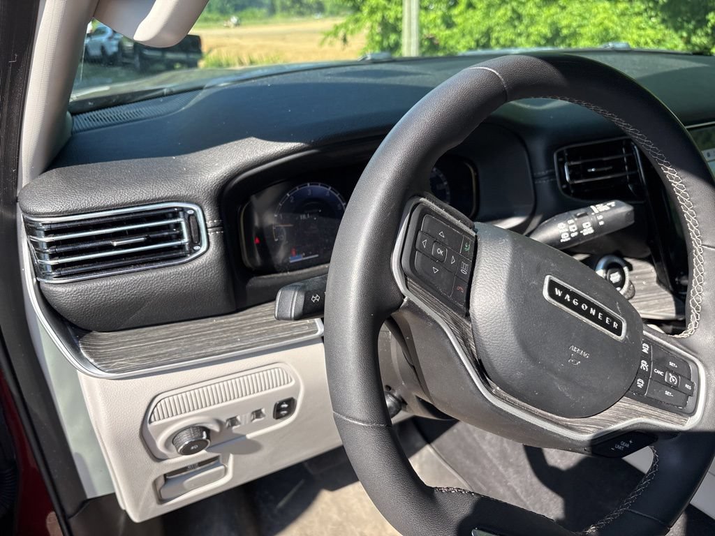 Used 2022 Jeep Wagoneer Series III w/ Flexible Seating Group AWD/4WD image 9