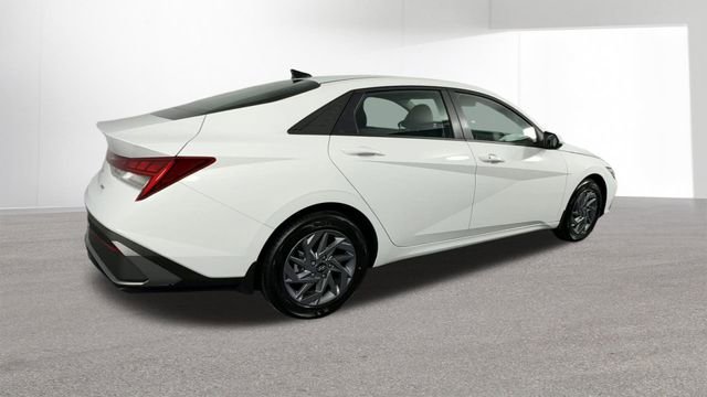 Used 2025 Hyundai Elantra Hybrid FWD image 9