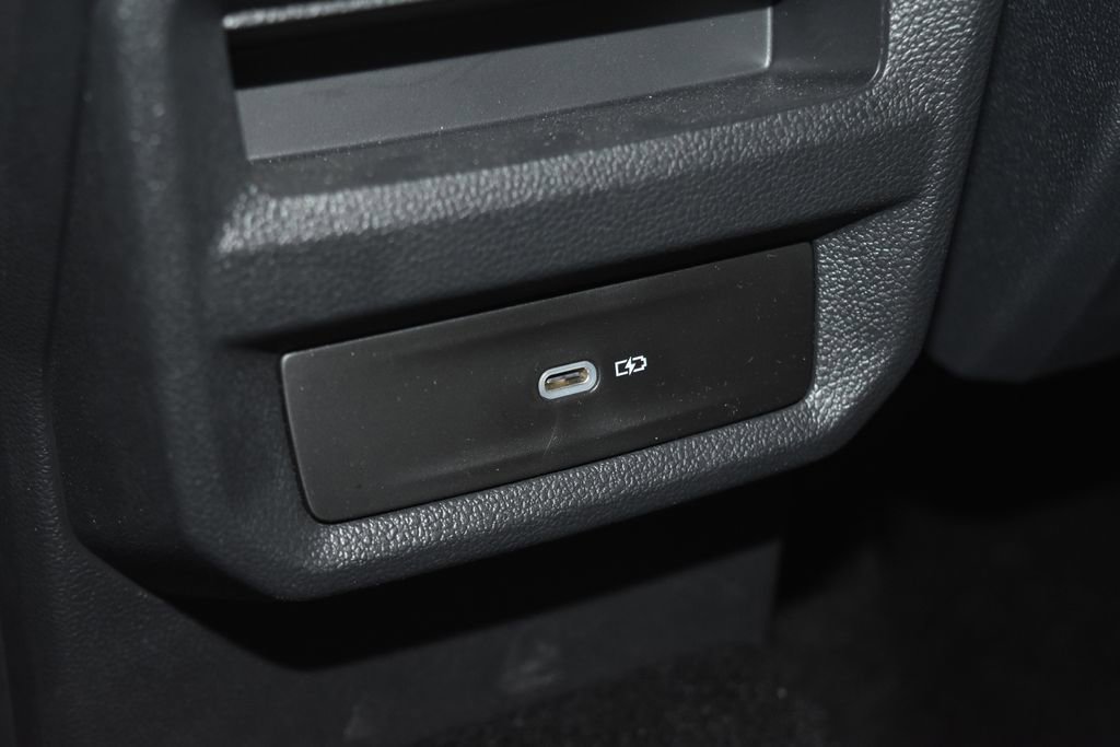 Certified 2025 Volkswagen Taos SE w/ Panoramic Sunroof Package image 18