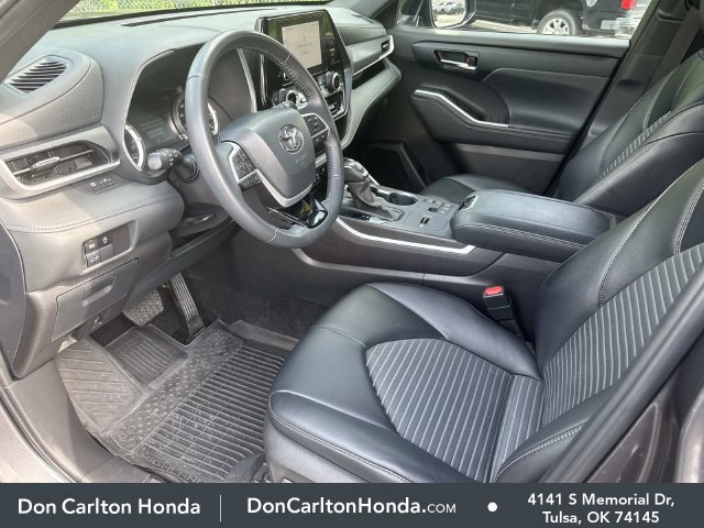 Used 2024 Toyota Highlander XSE FWD image 13