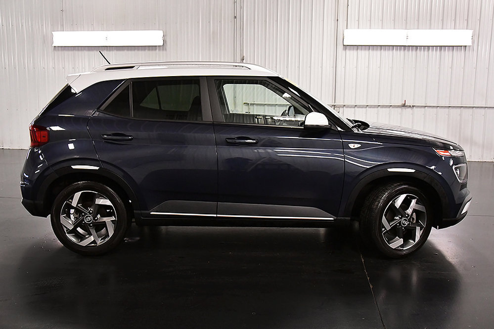 Used 2025 Hyundai Venue Limited FWD image 9