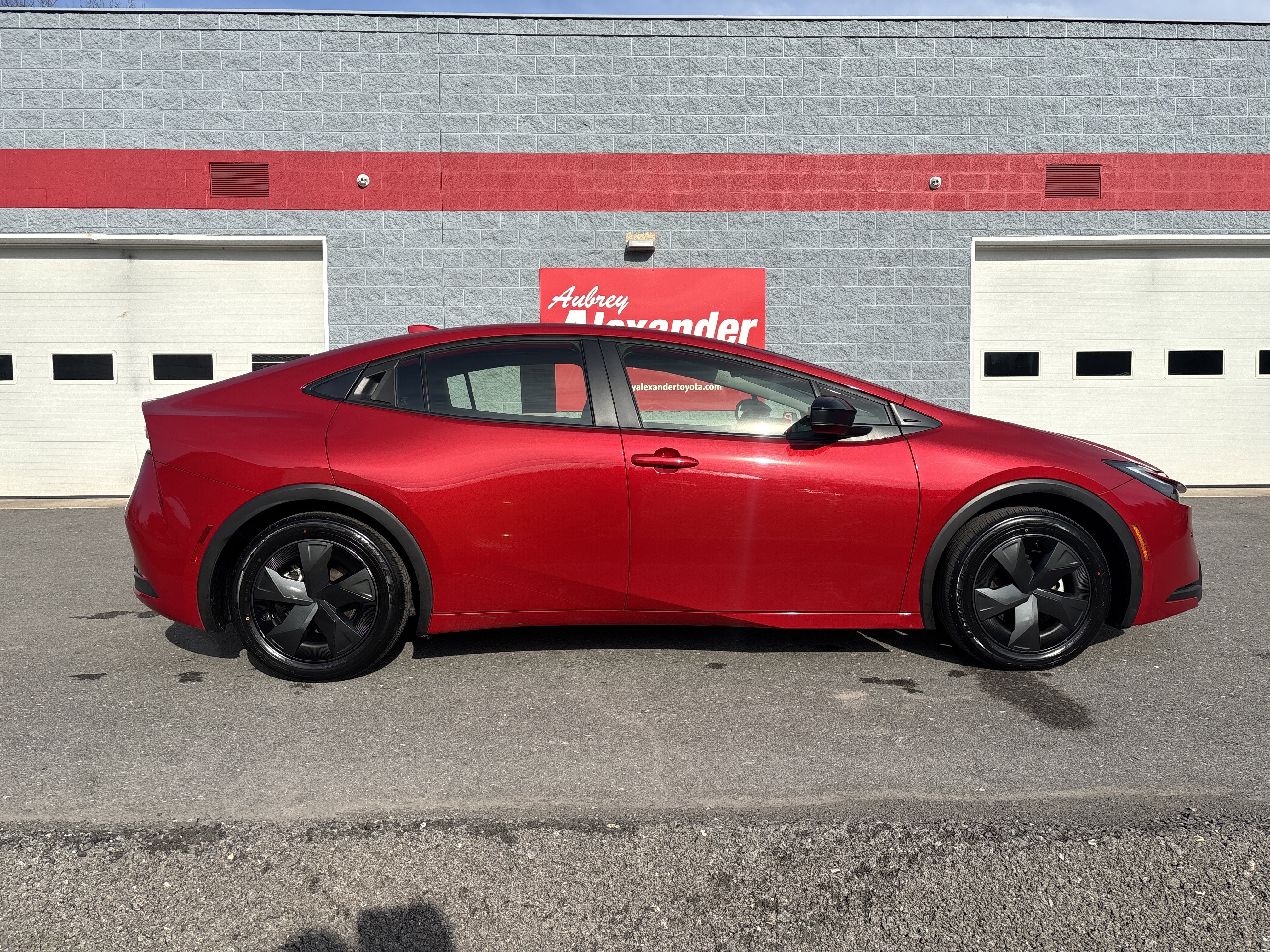 Used 2025 Toyota Prius LE image 2