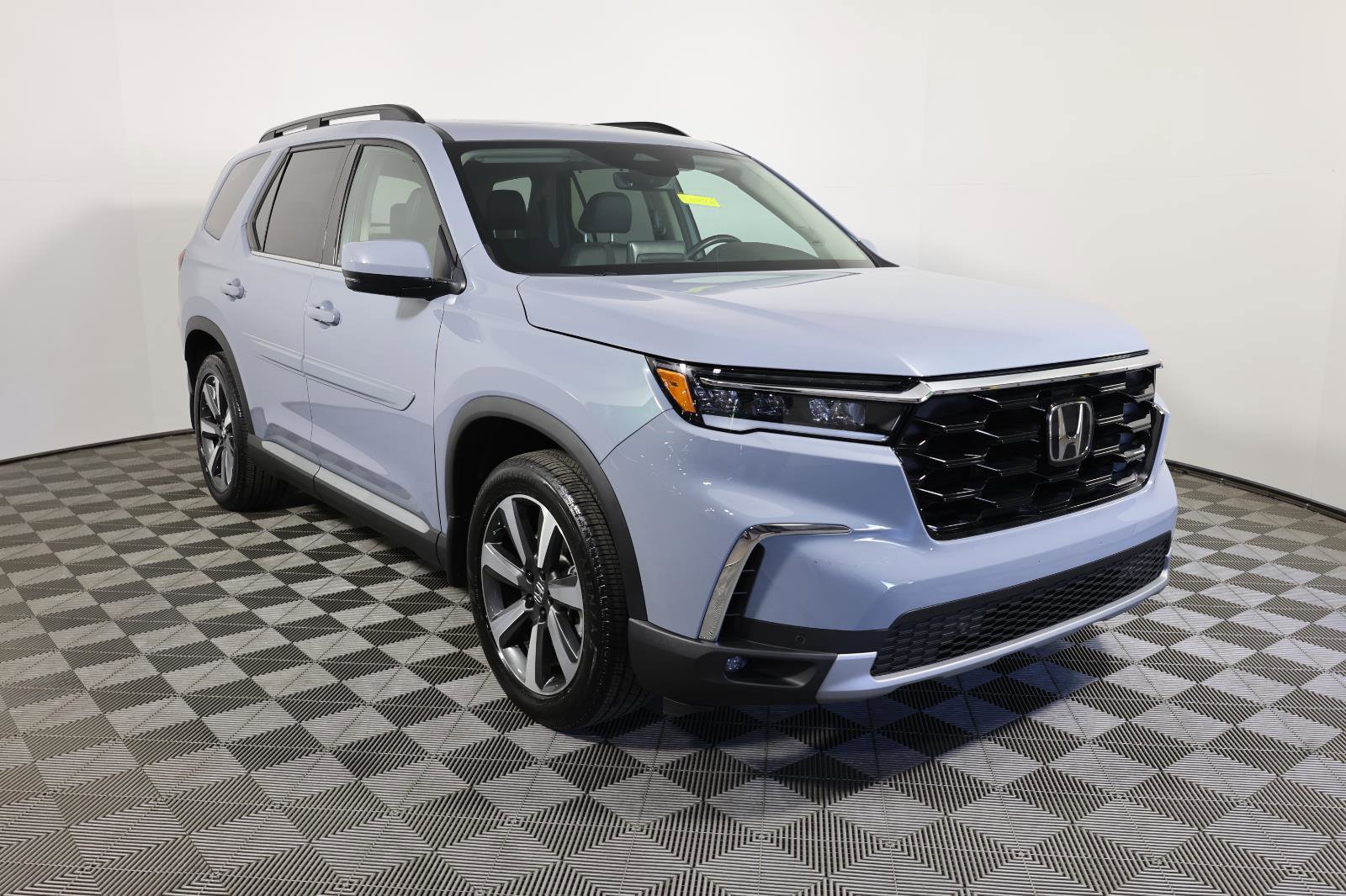 Used 2024 Honda Pilot Touring image 3