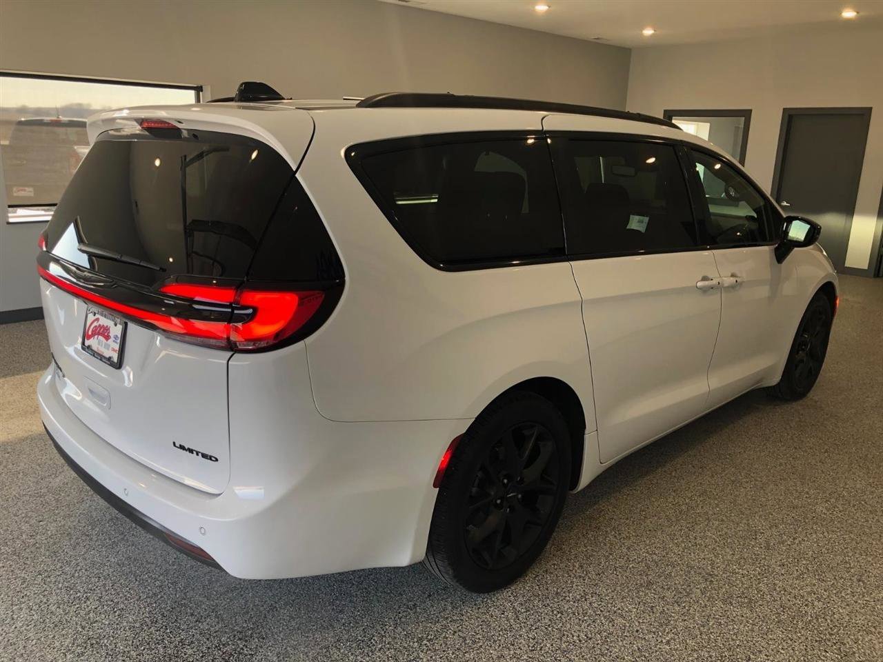 Used 2025 Chrysler Pacifica Limited image 3