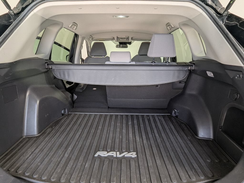 Used 2020 Toyota RAV4 XLE AWD/4WD image 25