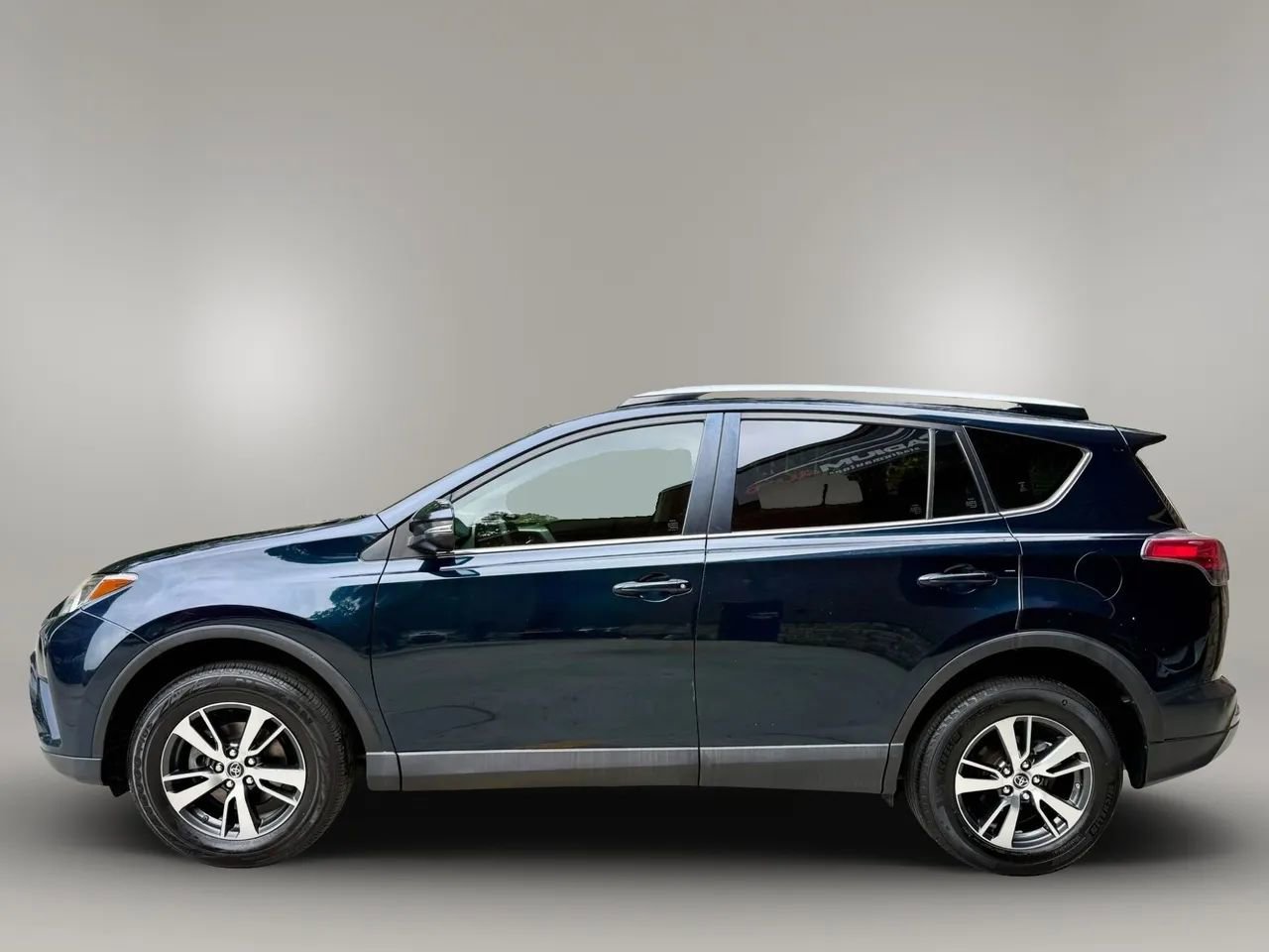 Used 2018 Toyota RAV4 XLE FWD image 2