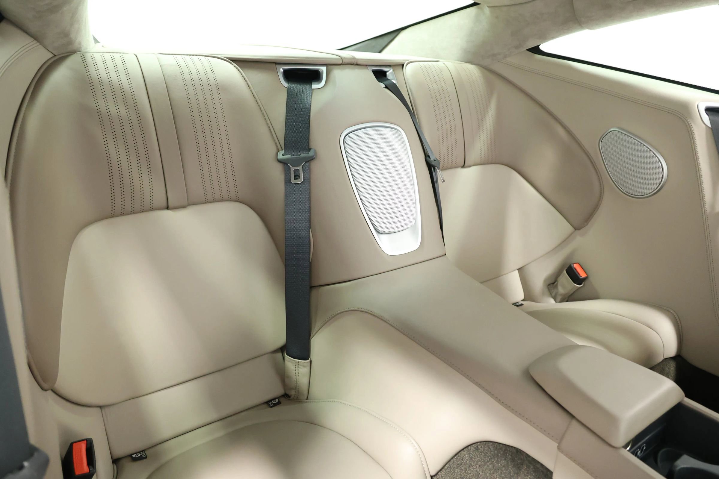 Used 2018 Aston Martin DB11 Coupe image 57