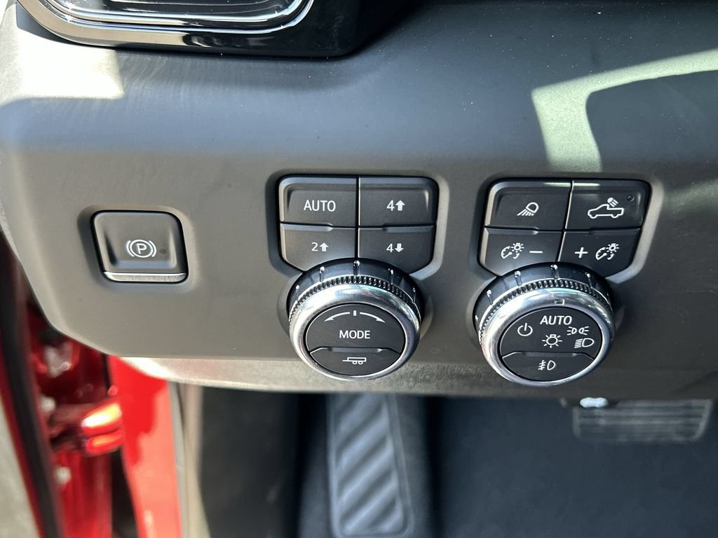 Used 2025 GMC Sierra 1500 AT4 w/ AT4 Premium Package AWD/4WD image 18
