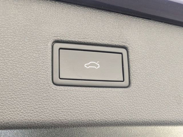 Used 2024 Volkswagen Tiguan SE image 32